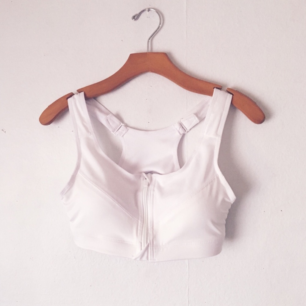 WHITE SPORTS BRA